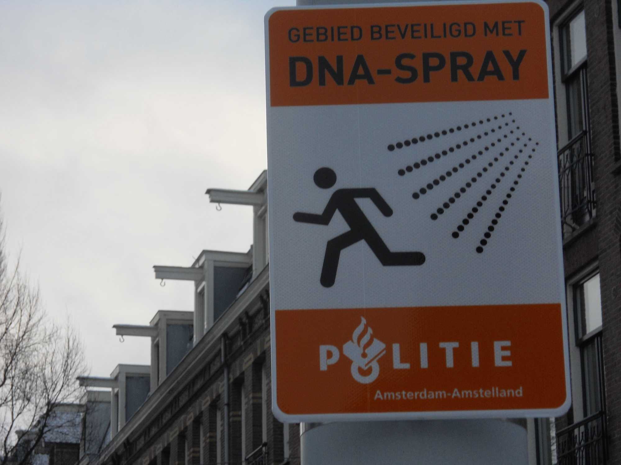 2 DNA spray credit Radio Nederland Wereldomroep