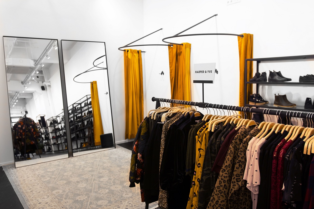 Invito opent twee nieuwe winkels met schoenen n kleding foto s
