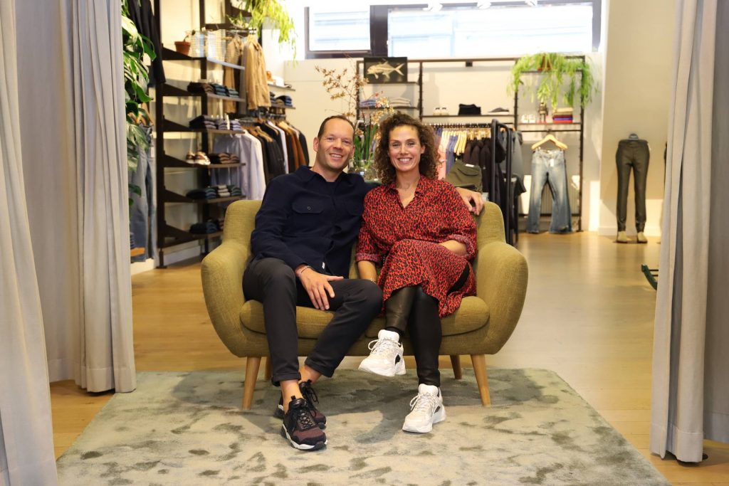 Rogier en Janneke van de Meent in hun winkel.