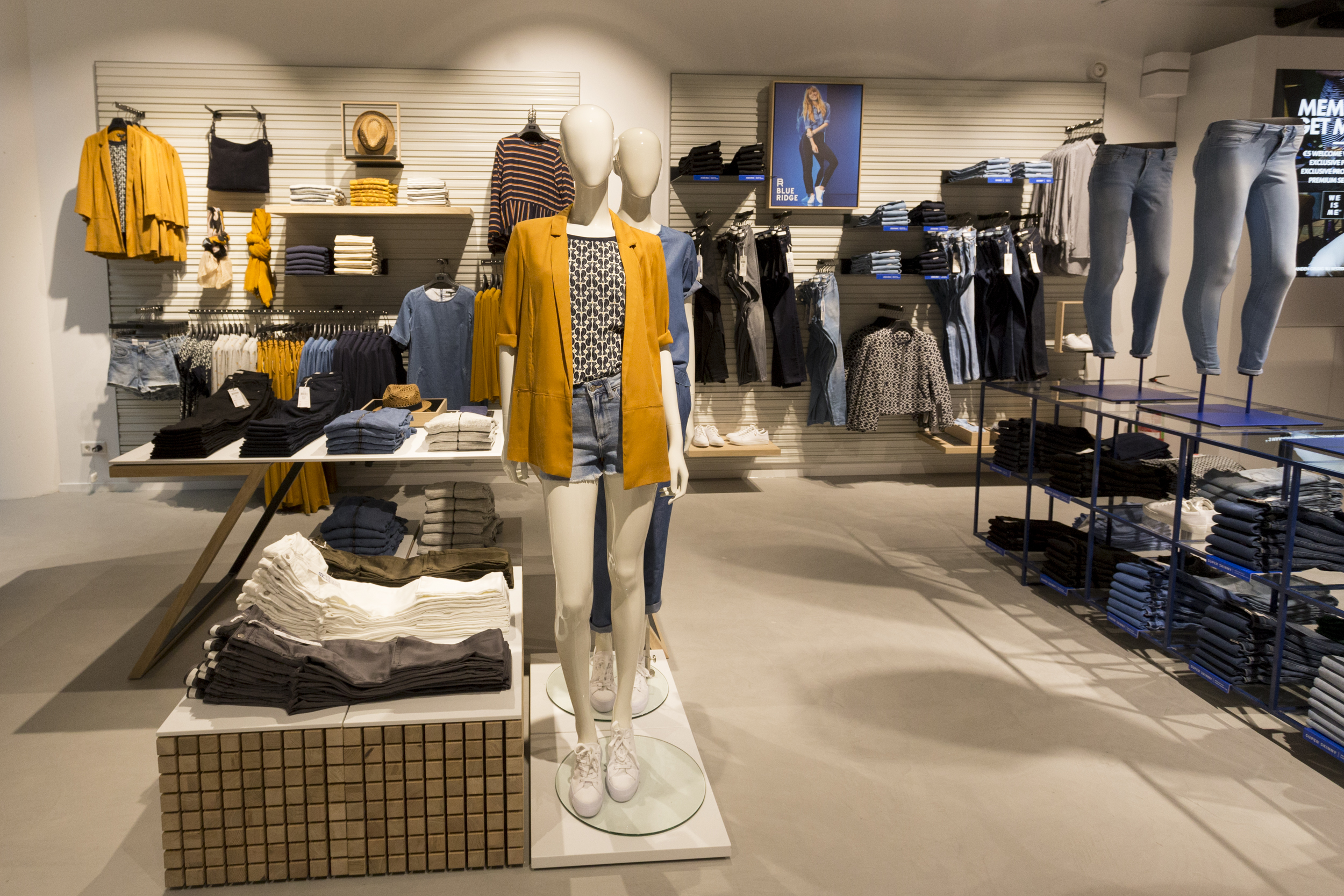 WE Fashion Basics staan onder druk dus kiezen we voor meer mode