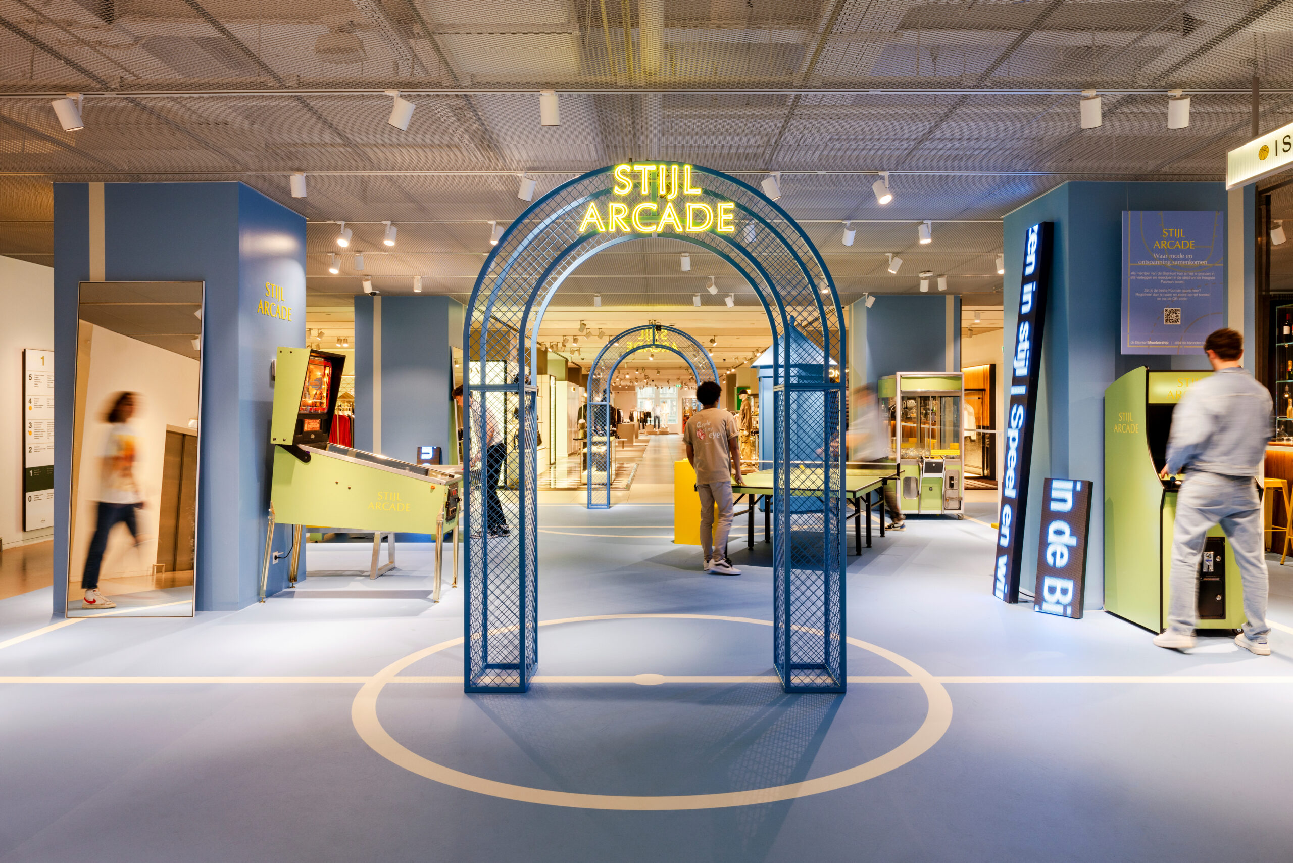 Dagnieuws De Bijenkorf Amsterdam viert vernieuwing afdeling Fashion For Good museum organiseert mix van mode muziek en performance Christine le Duc onthult nieuwe campagne Textilia